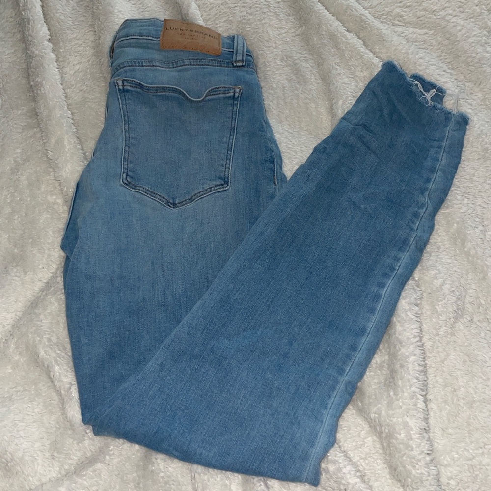 light blue lucky brand skinny jeans, in perfect condition